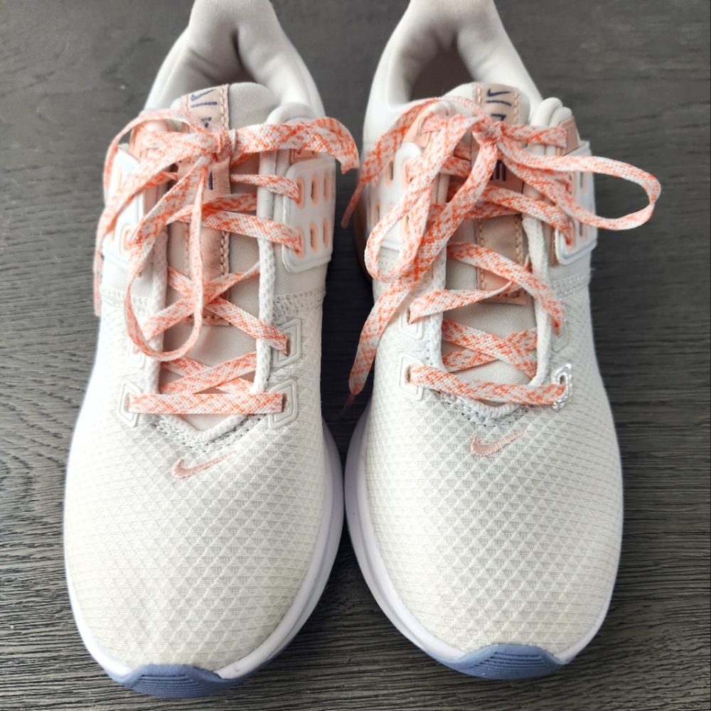 Nike women tennis shoes